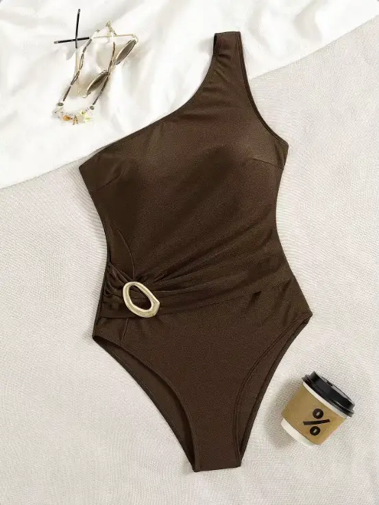 Maillot de bain une pièce asymétrique à une épaule, taille froncée, torsadé, avec boucle métallique dorée et coupe échancrée