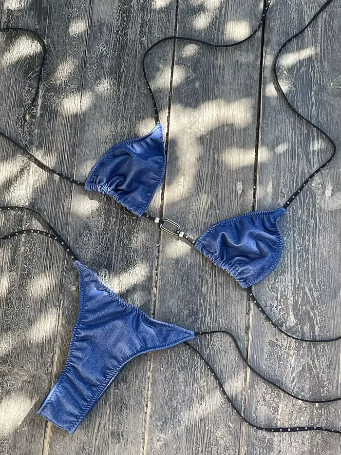 Maillot de bain deux pièces pour femme 2026, motif marbré bleu avec bretelles perlées, idéal pour la