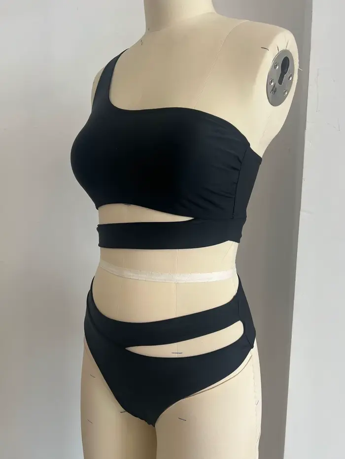 Bikini femme 2026, haut asymétrique vert olive, bas taille haute à découpes latérales, maillot de ba