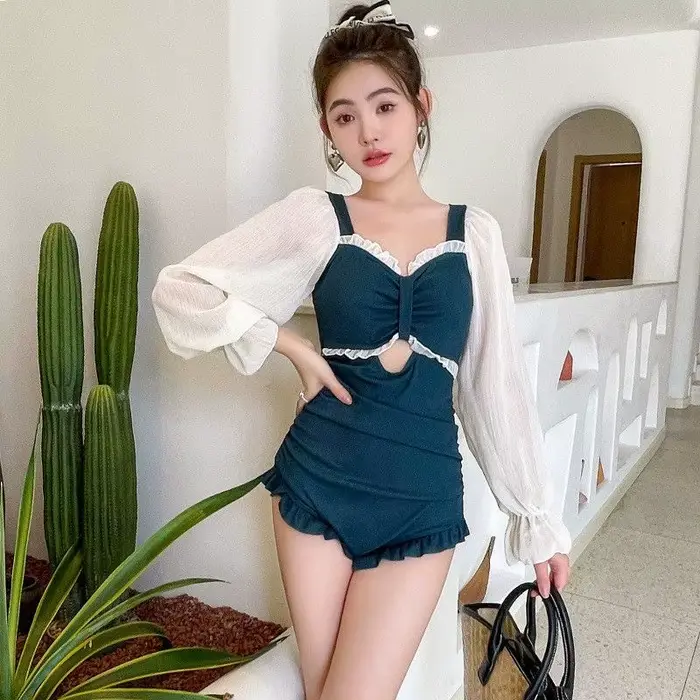 Maillot de bain une pièce élégant noir transparent à manches longues avec découpe avant et volants, 