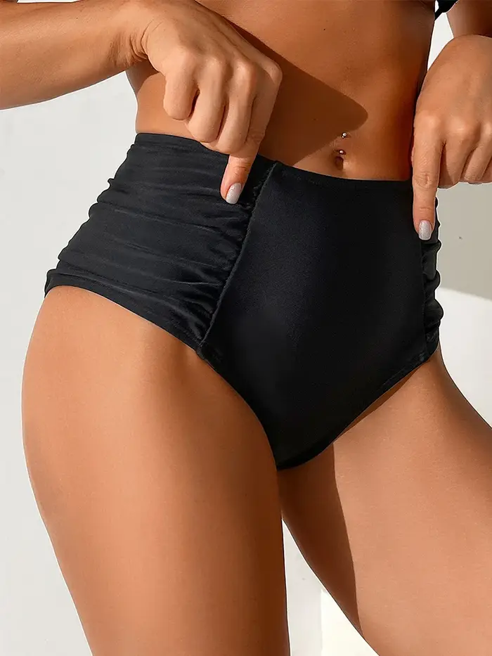 Bas de bikini femme : pantalon taille haute noir avec coutures et plis latéraux.