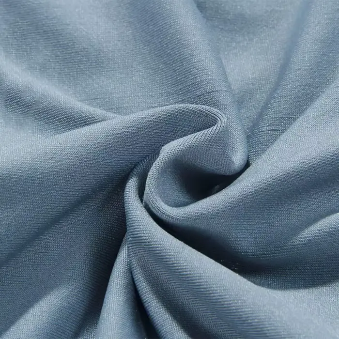 Maillot de bain deux pièces coupe ajustée avec jupe évasée, volants bouffants, épaules dénudées et dentelle, tenue de plage