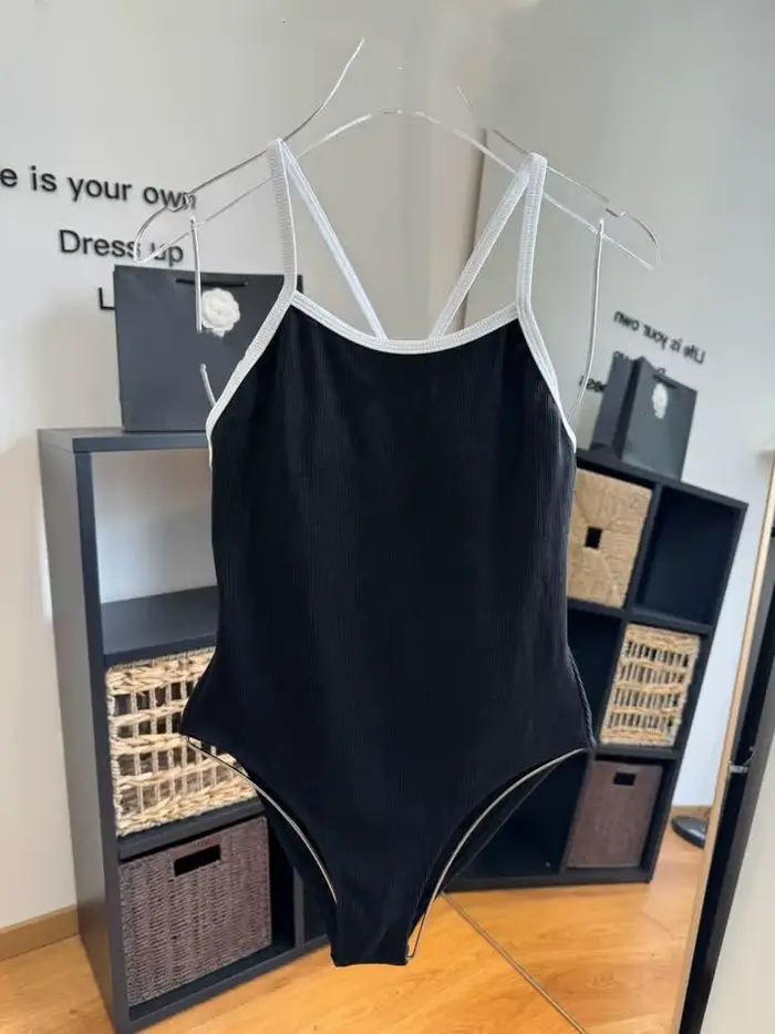 Maillot de bain une pièce côtelé noir et blanc contrastant pour femme 2026, dos croisé fin, coupe ha