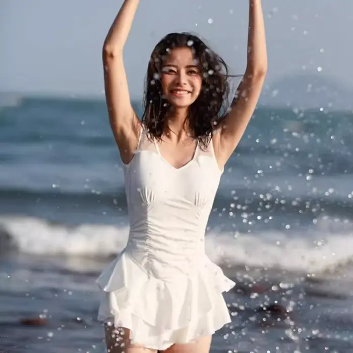 Robe de bain une pièce élégante sans manches avec corsage froncé au dos et ourlet à volants étagés, 